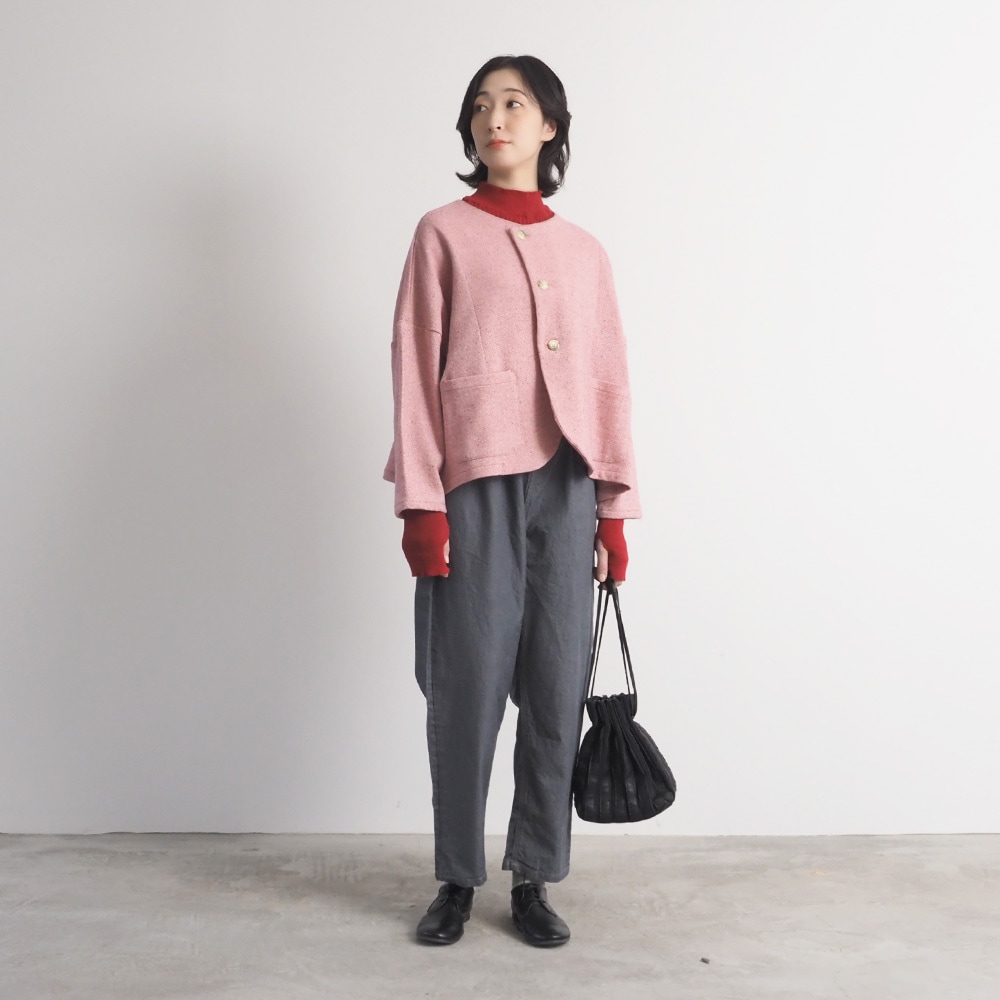 ランダムリブ Thumbholeハイネック　ニットを着た女性の全身