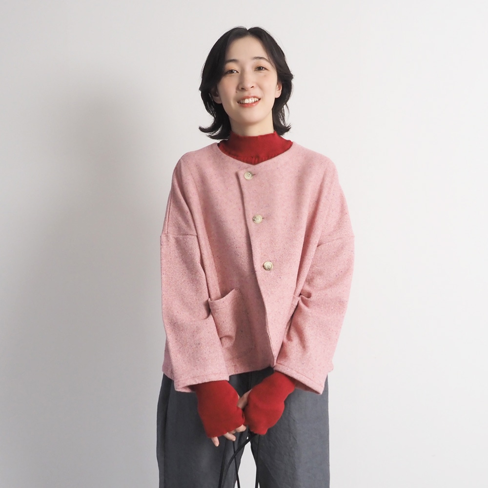 ランダムリブ Thumbholeハイネック　ニットを着た女性の全身