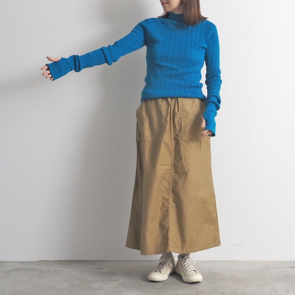 ランダムリブ Thumbholeハイネック　ニットを着た女性の全身