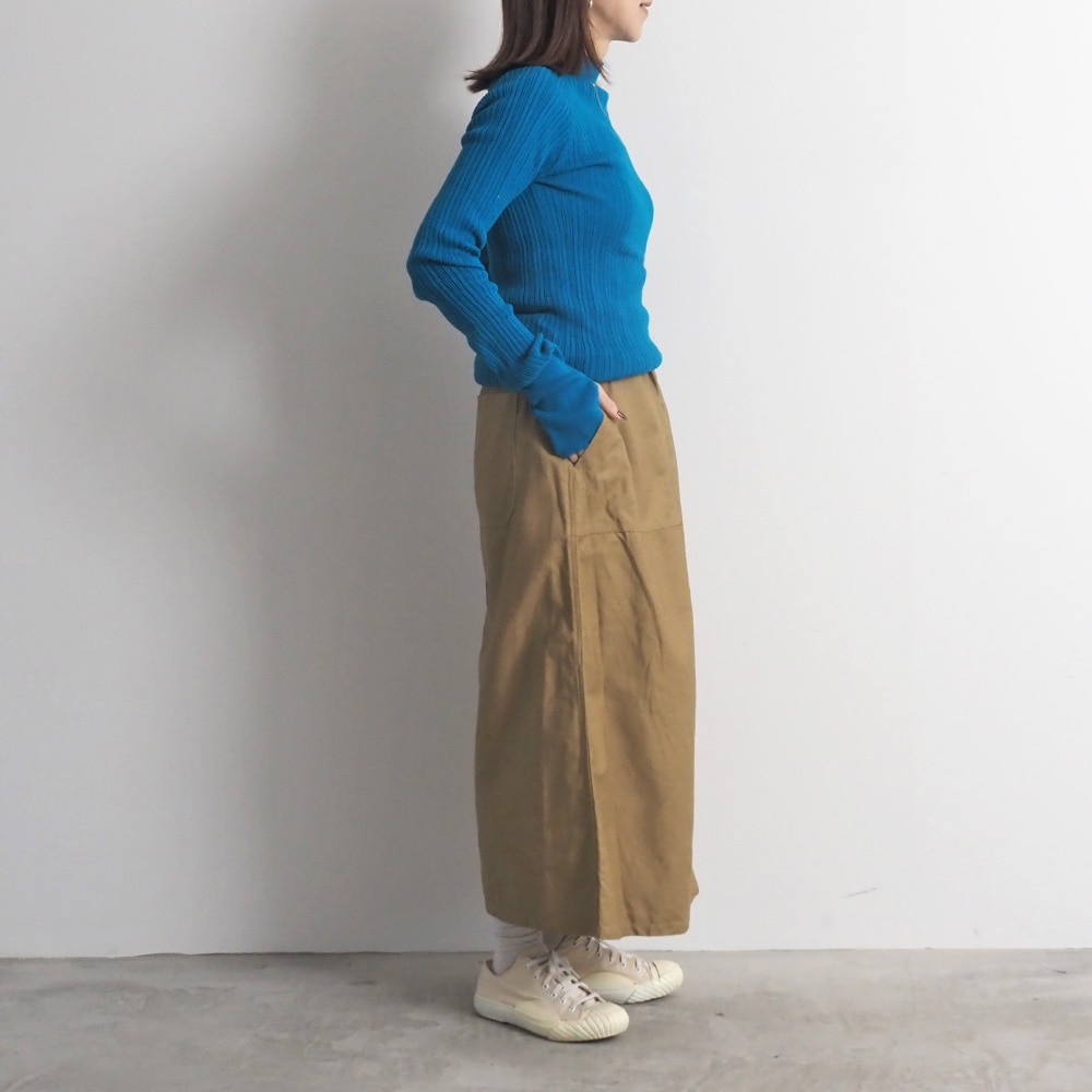 ランダムリブ Thumbholeハイネック　ニットを着た女性の全身