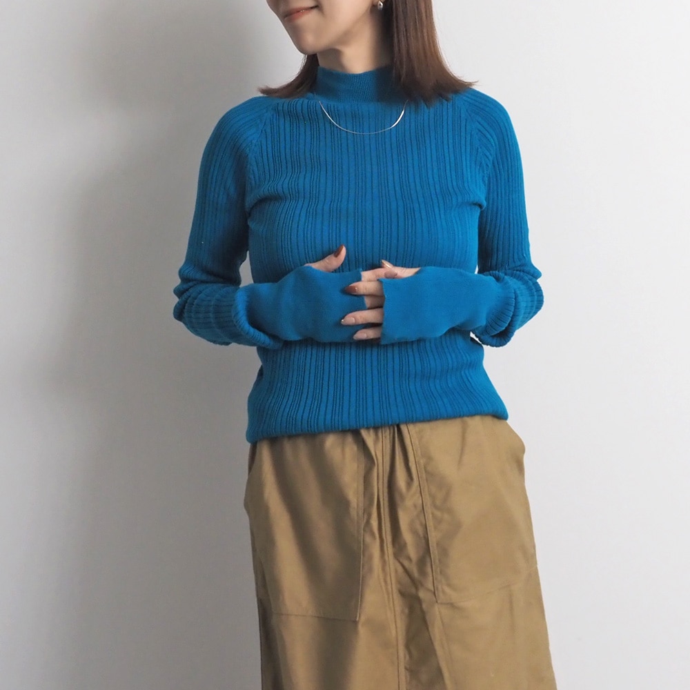 ランダムリブ Thumbholeハイネック　ニットを着た女性の全身