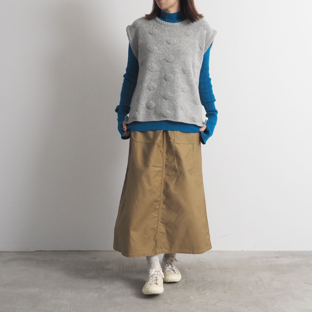 ランダムリブ Thumbholeハイネック　ニットを着た女性の全身