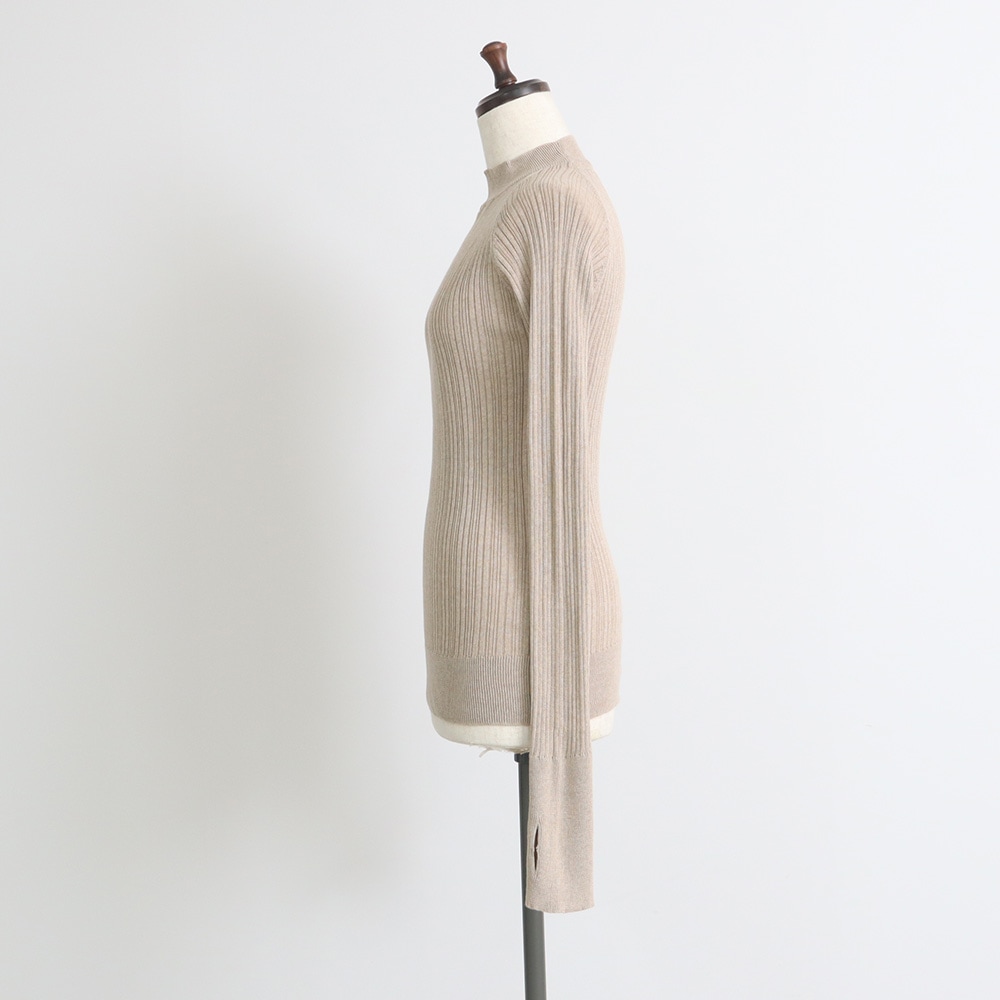 ランダムリブ Thumbholeハイネック　ニットの正面ディティール