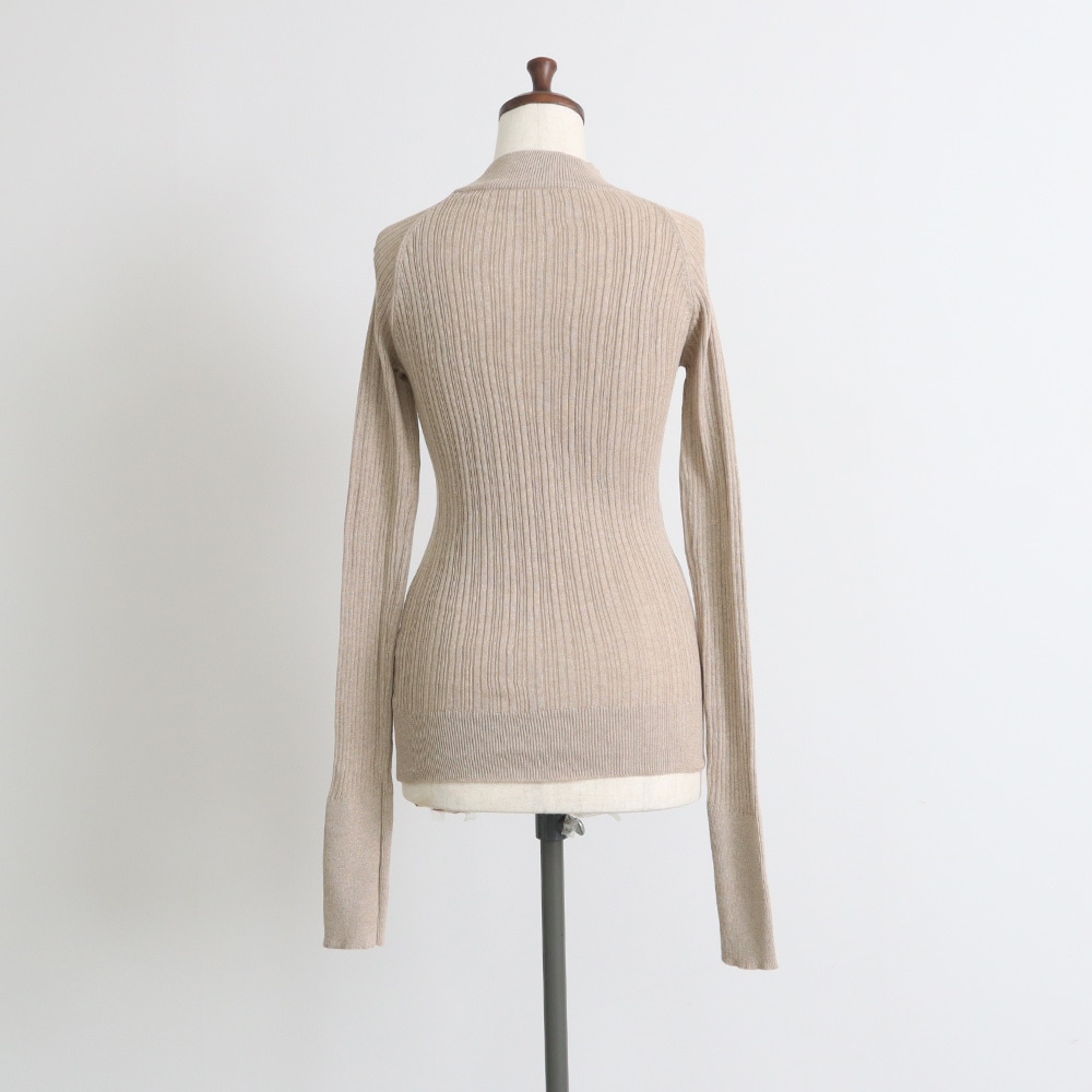 ランダムリブ Thumbholeハイネック　ニットの正面ディティール