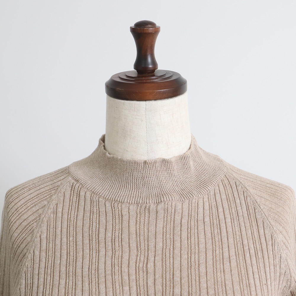 ランダムリブ Thumbholeハイネック　ニットの正面ディティール