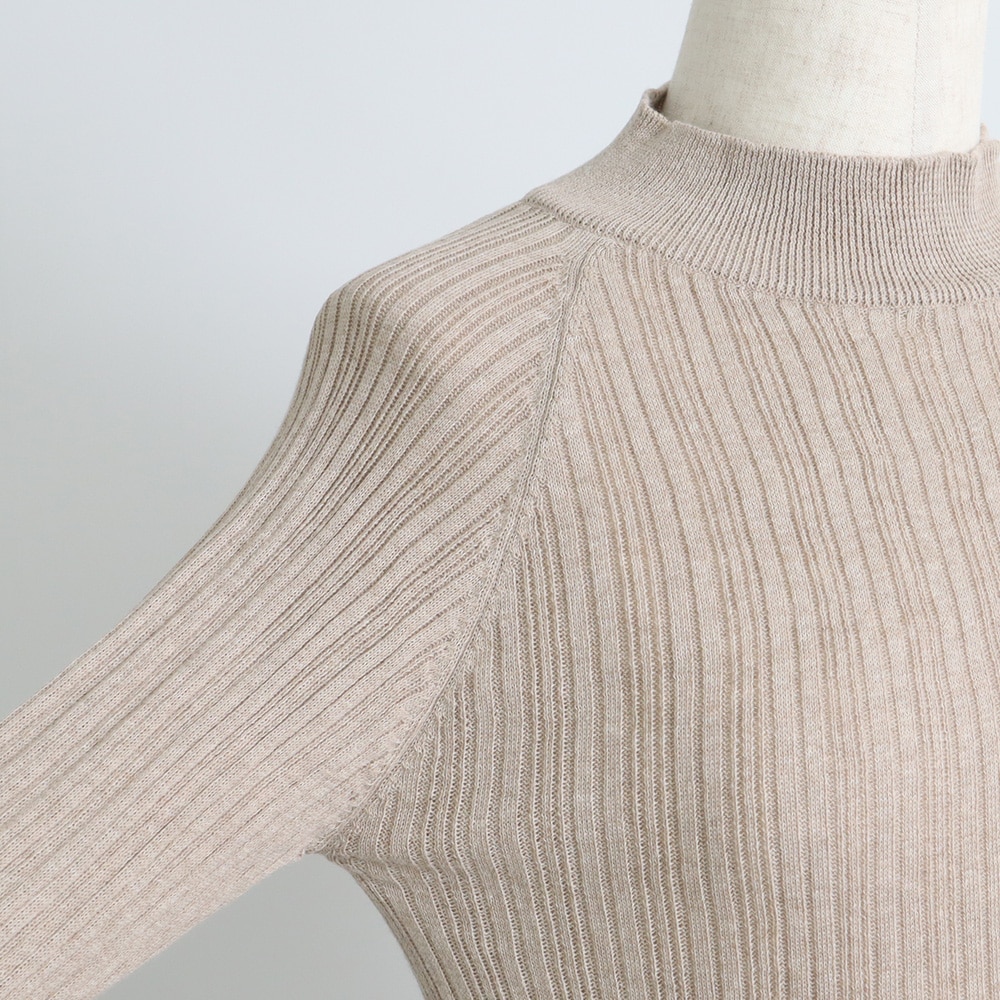 ランダムリブ Thumbholeハイネック　ニットの正面ディティール