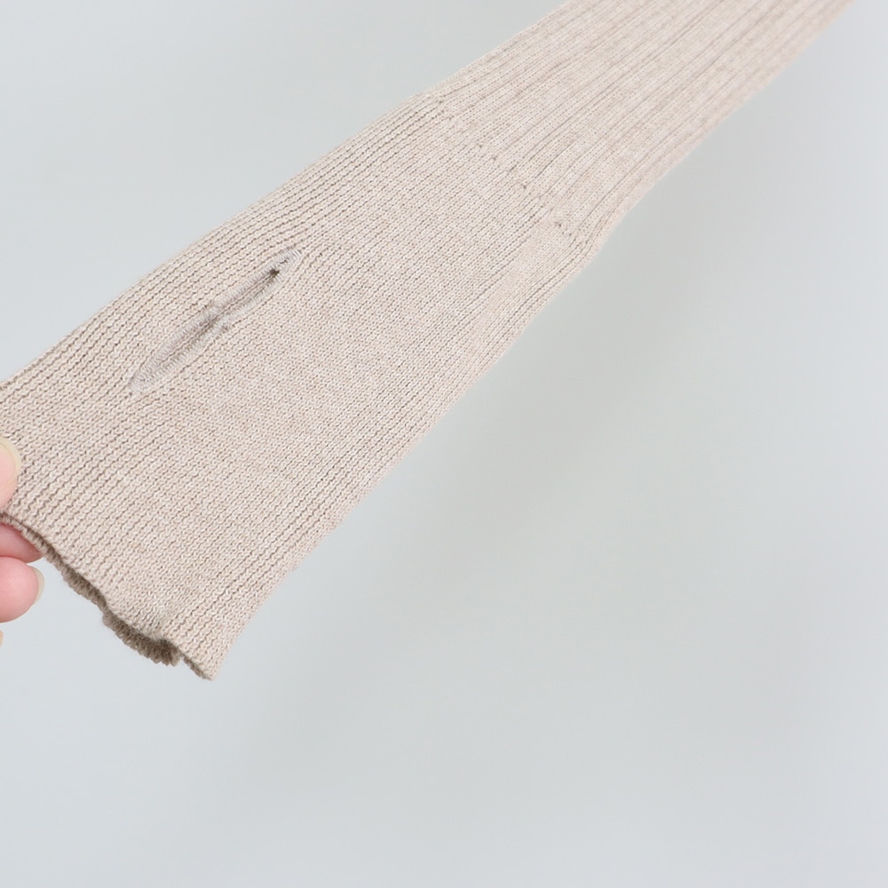 ランダムリブ Thumbholeハイネック　ニットの正面ディティール