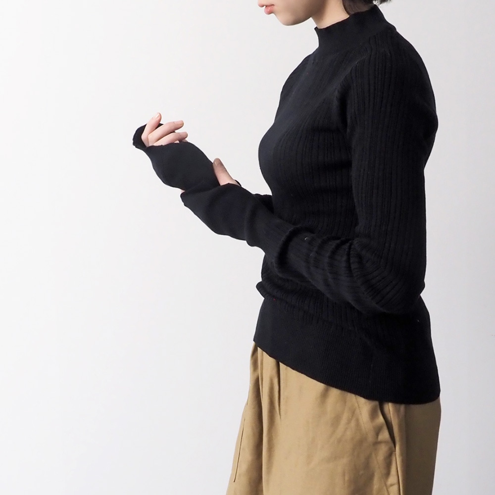 ランダムリブ Thumbholeハイネック　ニットを着た女性の全身