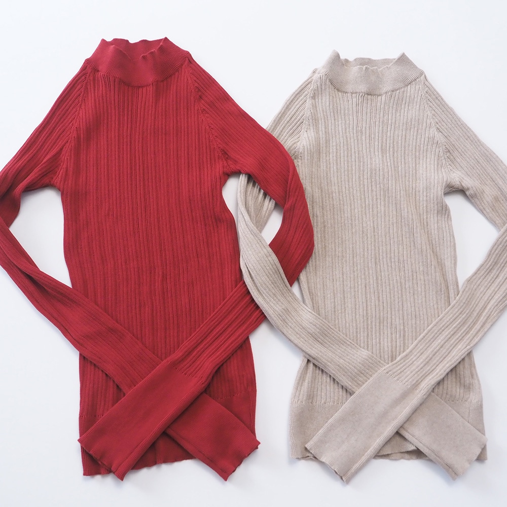 ランダムリブ Thumbholeハイネック　ニットを着た女性の正面