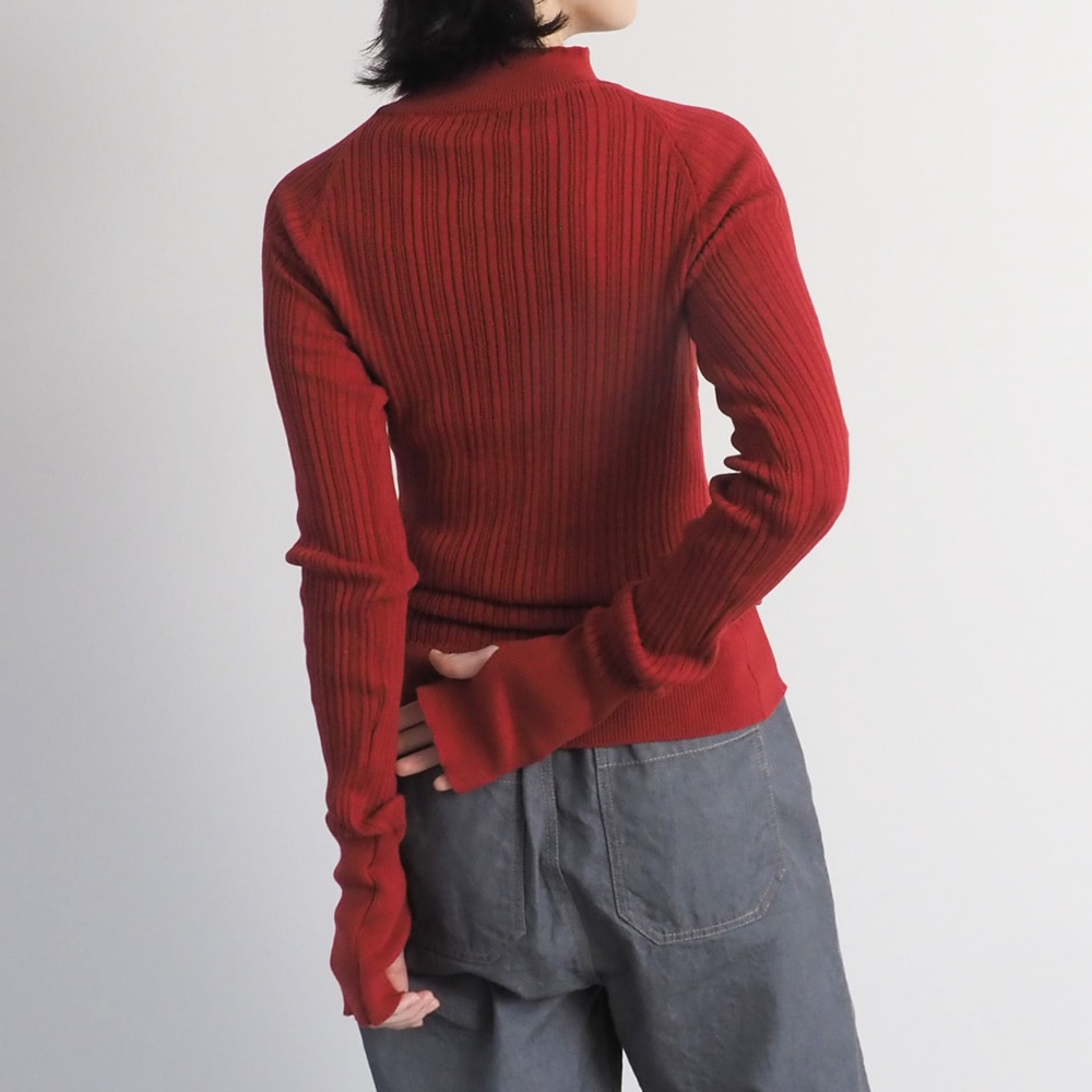 ランダムリブ Thumbholeハイネック　ニットを着た女性の正面