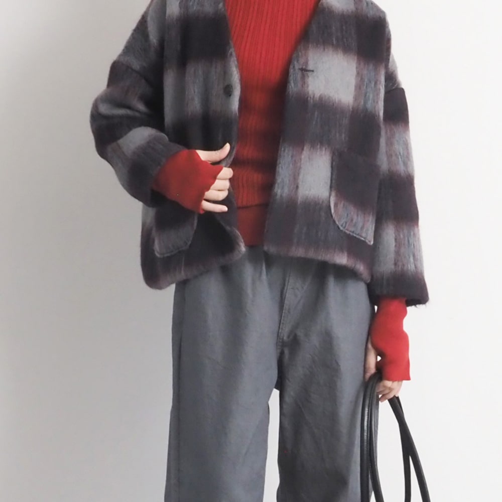 ランダムリブ Thumbholeハイネック　ニットを着た女性の正面