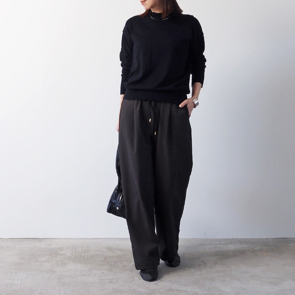 ムースヤーン ハイネックニット ニットを着た女性の全身