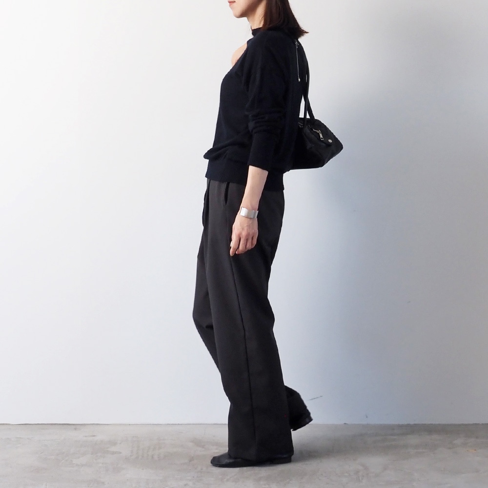 ムースヤーン ハイネックニット ニットを着た女性の全身