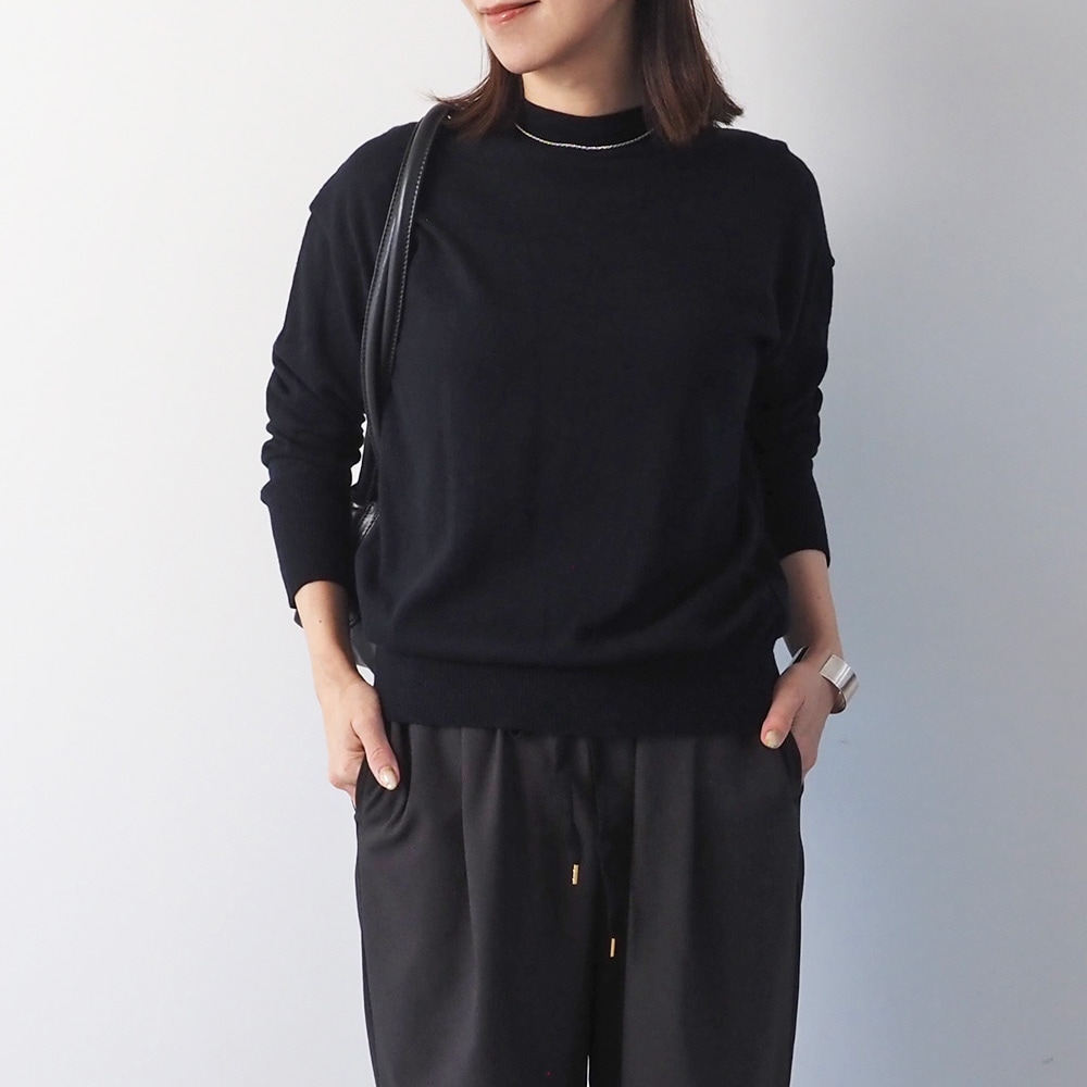 ムースヤーン ハイネックニット ニットを着た女性の全身