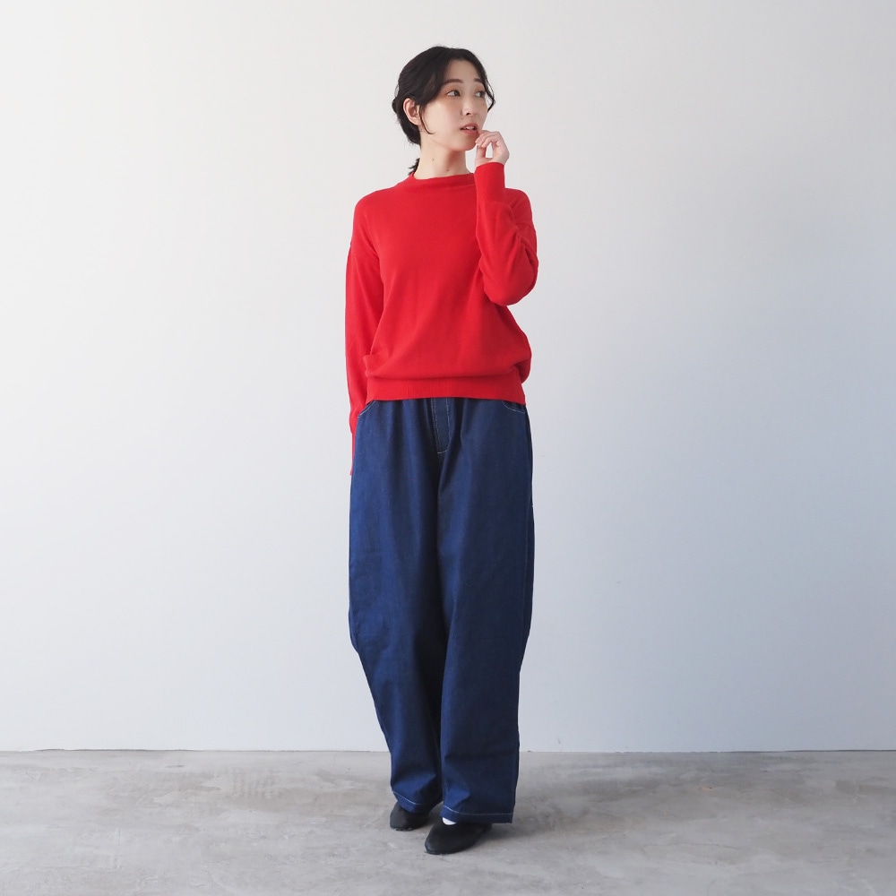 ムースヤーン ハイネックニット ニットを着た女性の全身