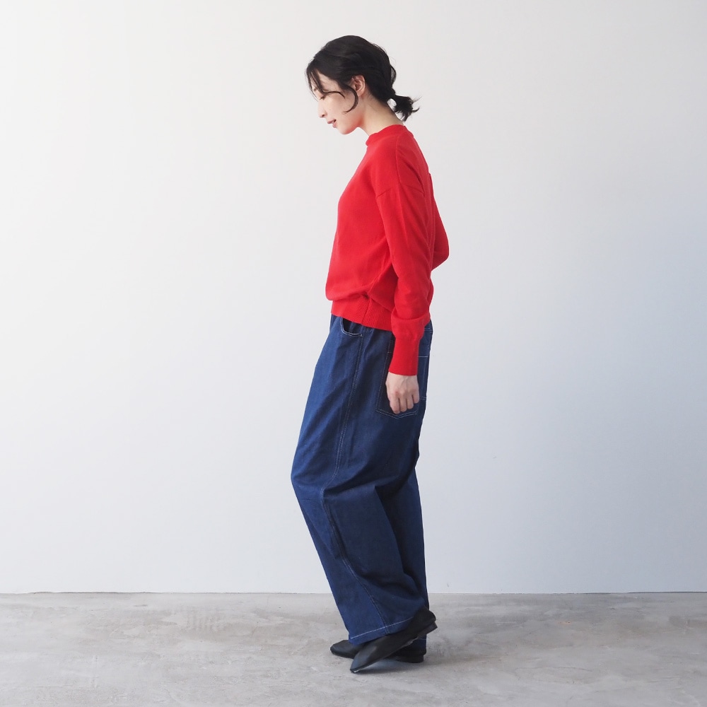 ムースヤーン ハイネックニット ニットを着た女性の全身