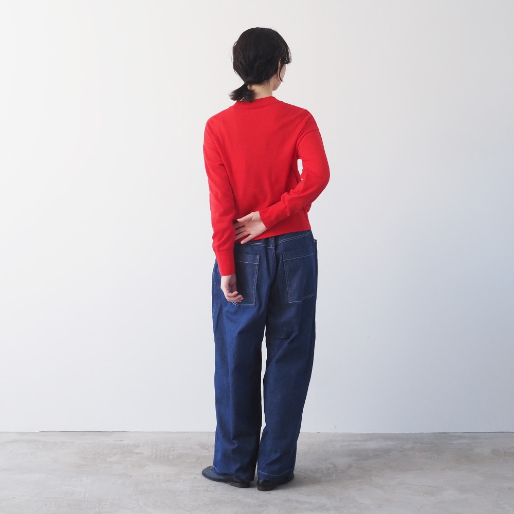 ムースヤーン ハイネックニット ニットを着た女性の全身