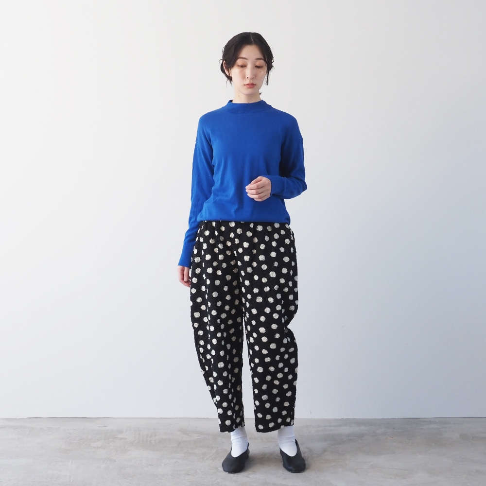 ムースヤーン ハイネックニット ニットを着た女性の全身