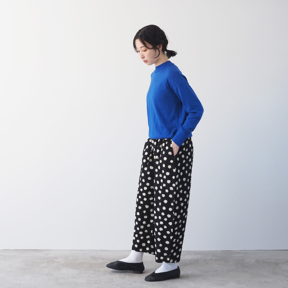 ムースヤーン ハイネックニット ニットを着た女性の全身