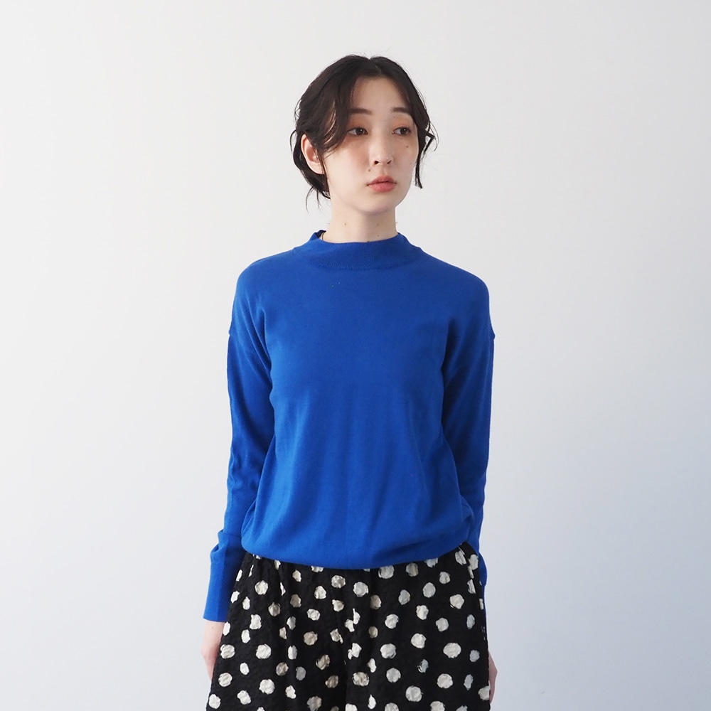 ムースヤーン ハイネックニット ニットを着た女性の全身