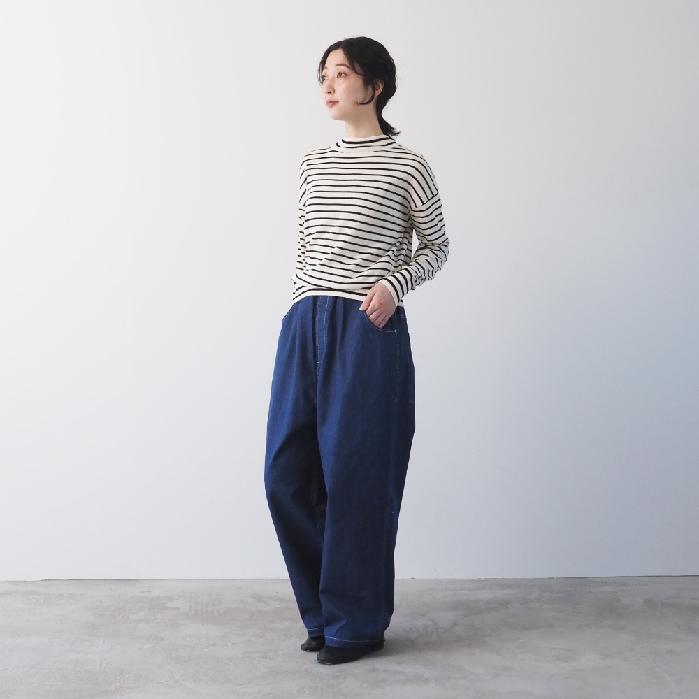 ムースヤーン ハイネックボーダーニット ニットを着た女性の全身