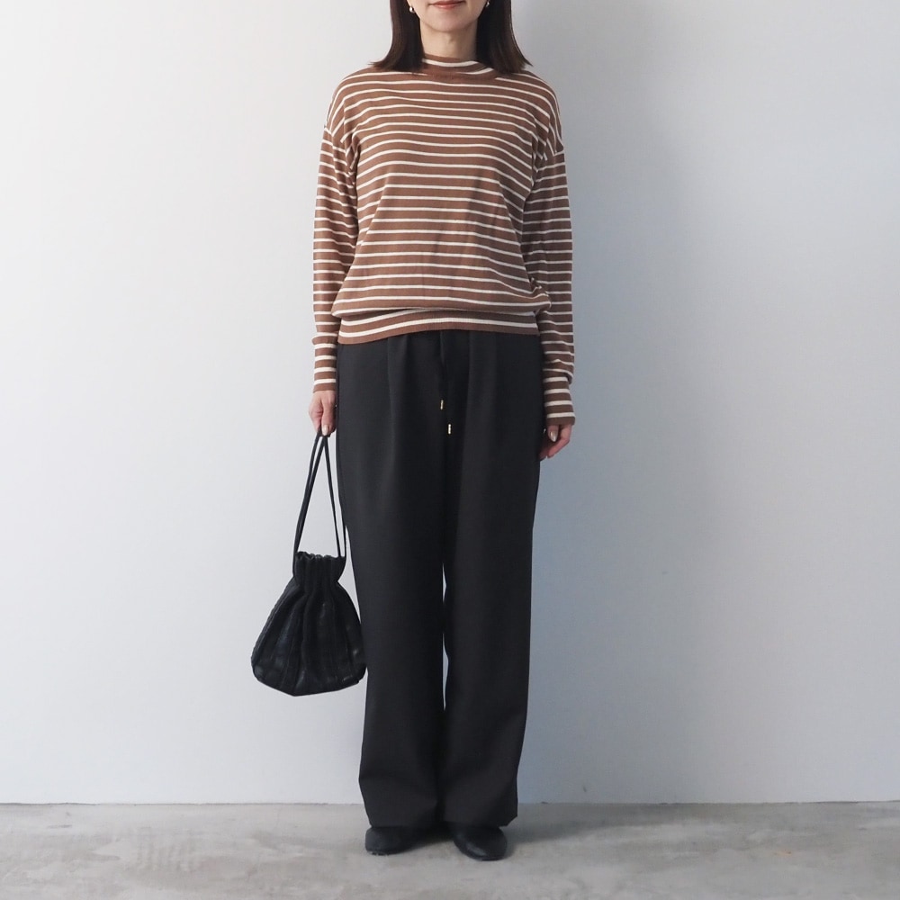 ムースヤーン ハイネックボーダーニット ニットを着た女性の全身