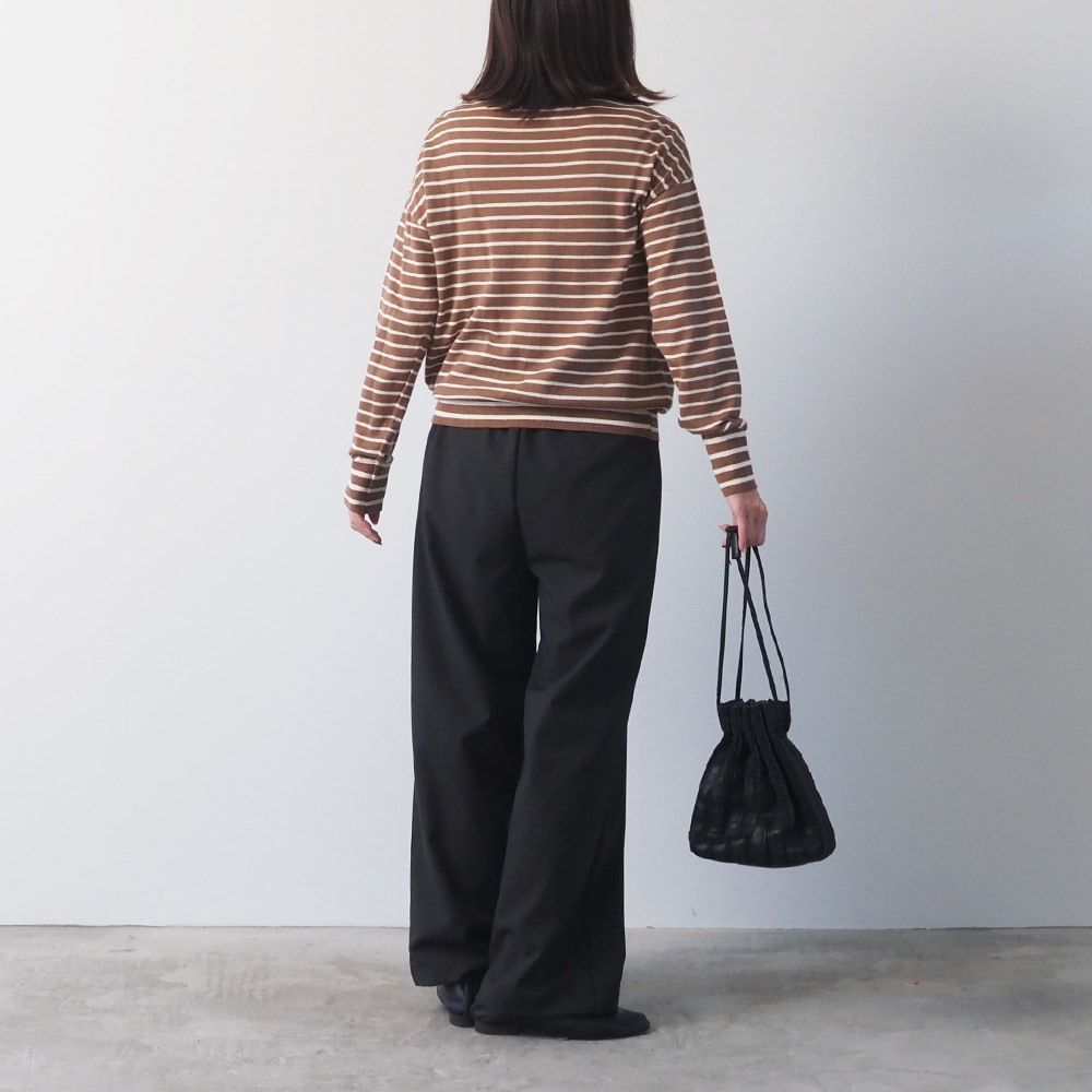 ムースヤーン ハイネックボーダーニット ニットを着た女性の全身