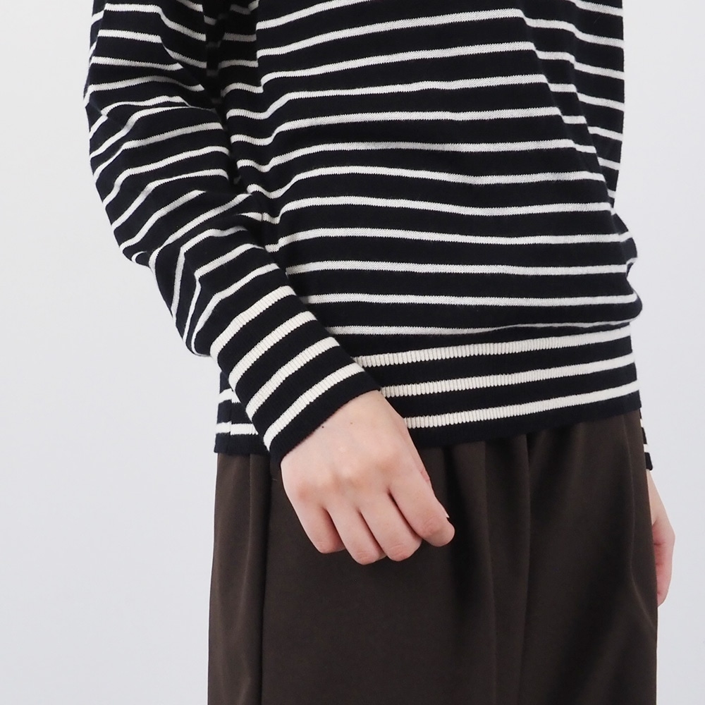 ムースヤーン ハイネックボーダーニット ニットを着た女性の正面