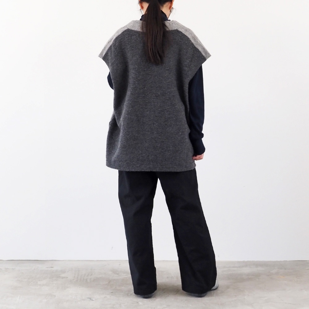 ソフトシーチング ワイドパンツ　パンツを着た女性の全身