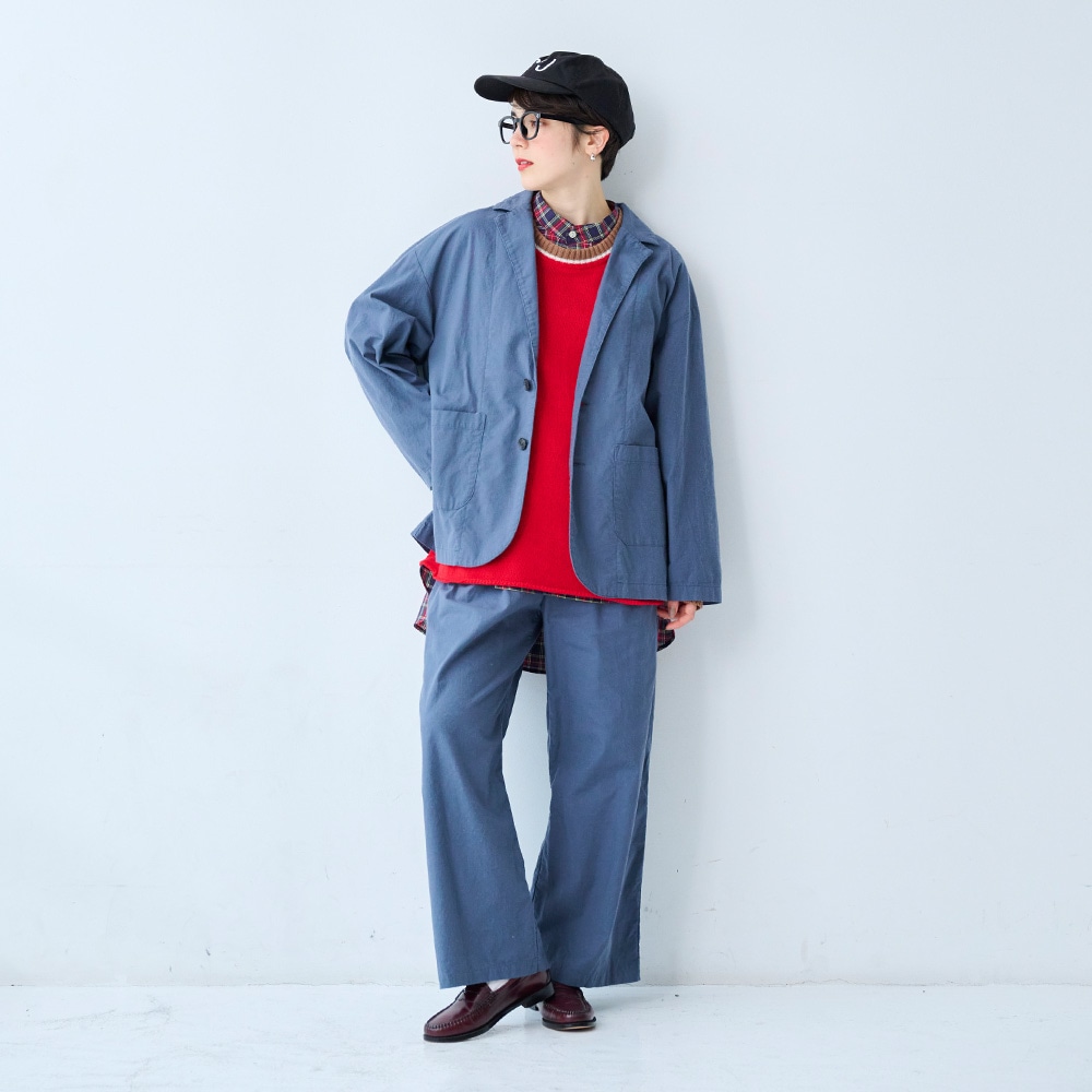 ソフトシーチング ワイドパンツ　パンツを着た女性の全身