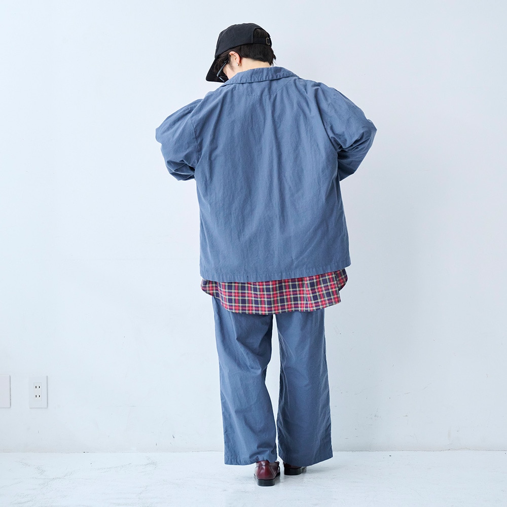 ソフトシーチング ワイドパンツ　パンツを着た女性の全身