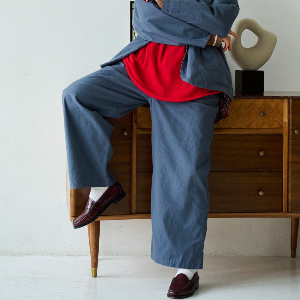 ソフトシーチング ワイドパンツ　パンツを着た女性の正面