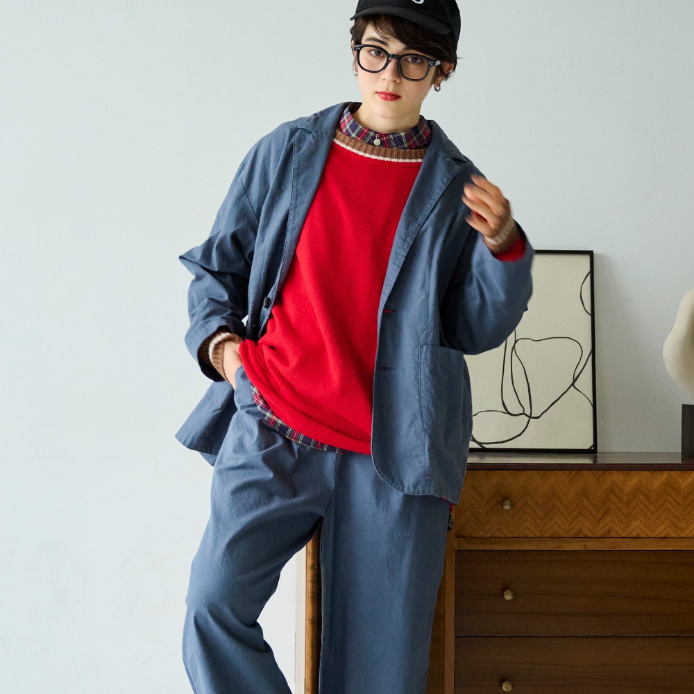 ソフトシーチング ワイドパンツ　パンツを着た女性の正面