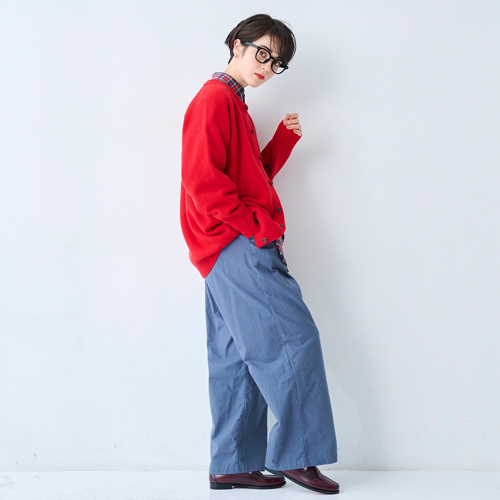 ソフトシーチング ワイドパンツ　パンツを着た女性の正面