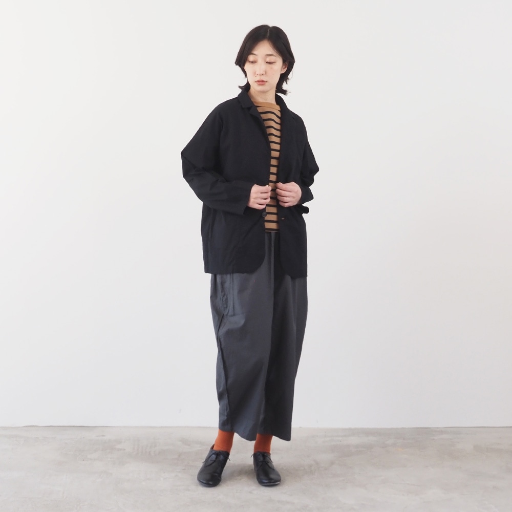 ソフトシーチング テーラードジャケット　ジャケットを着た女性の全身