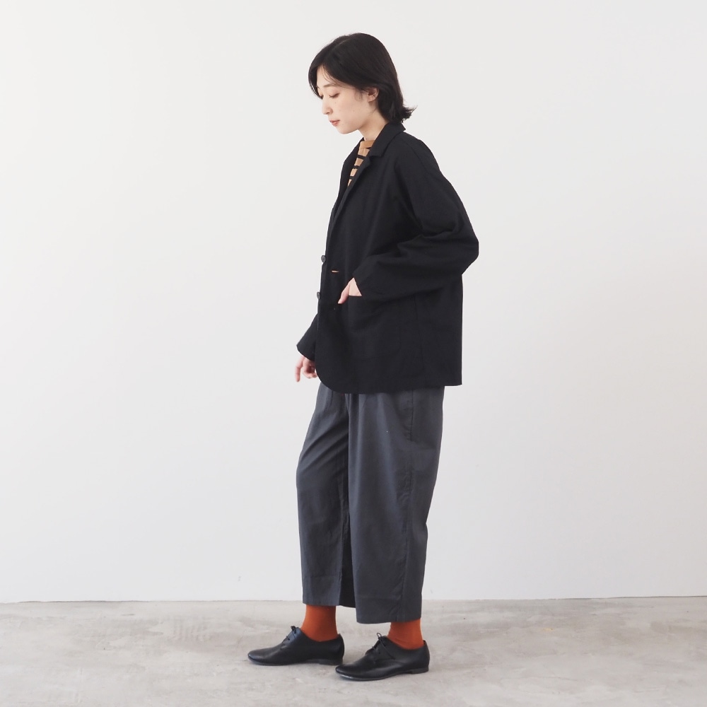 ソフトシーチング テーラードジャケット　ジャケットを着た女性の全身