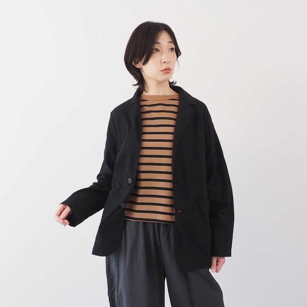 ソフトシーチング テーラードジャケット　ジャケットを着た女性の全身