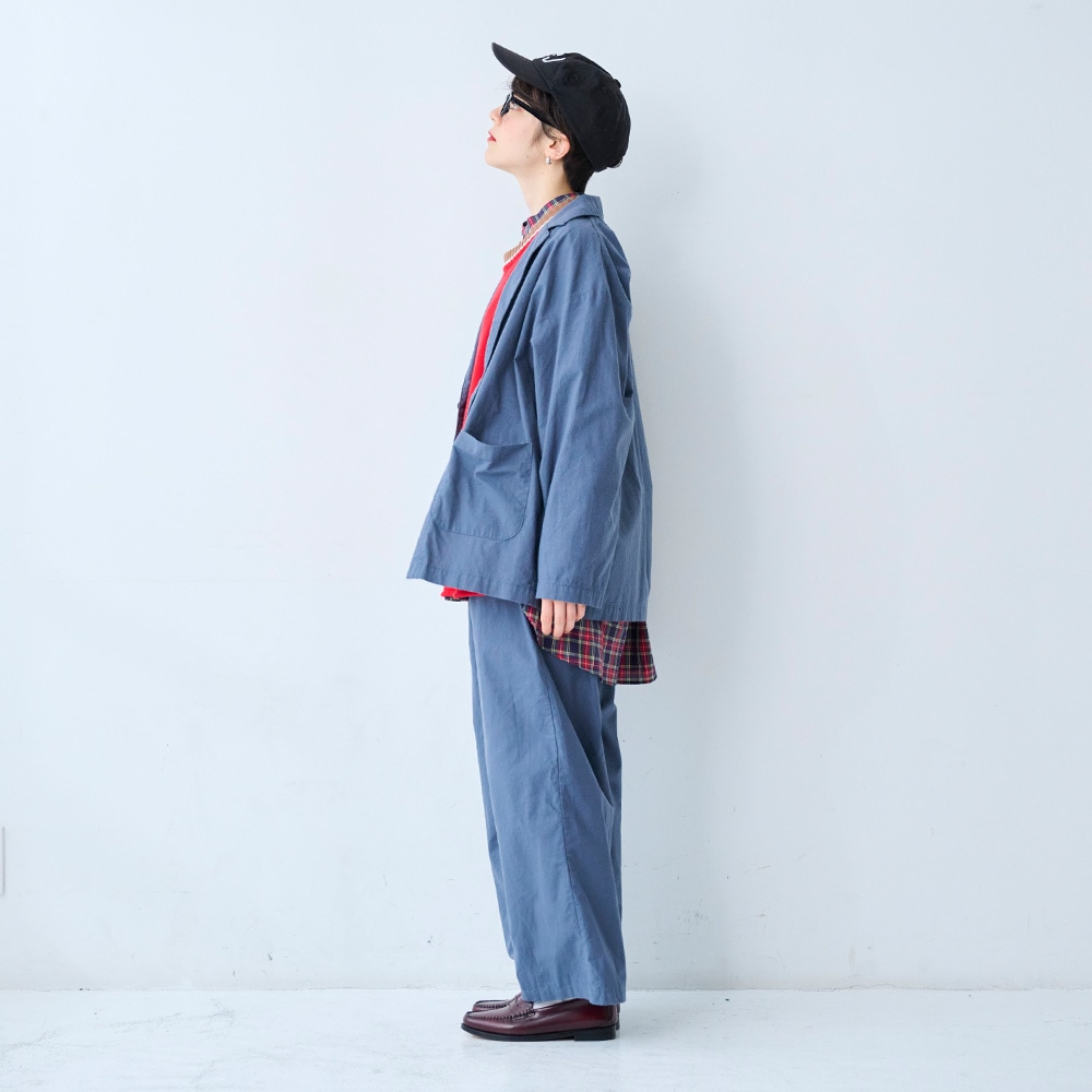 ソフトシーチング テーラードジャケット　ジャケットを着た女性の全身