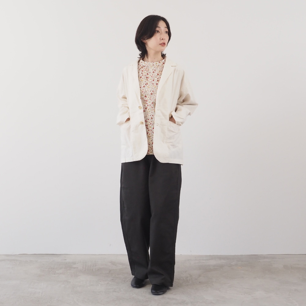 ソフトシーチング テーラードジャケット　ジャケットを着た女性の全身