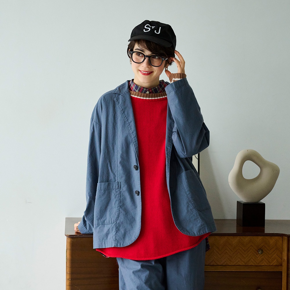 ソフトシーチング テーラードジャケット　ジャケットを着た女性の正面