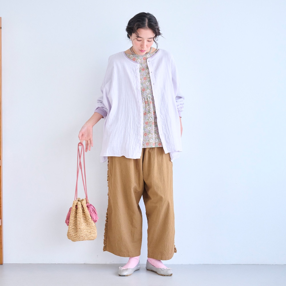 ダブルガーゼ ワイドフレアブラウス(2WAY)　ブラウスを着た女性の全身