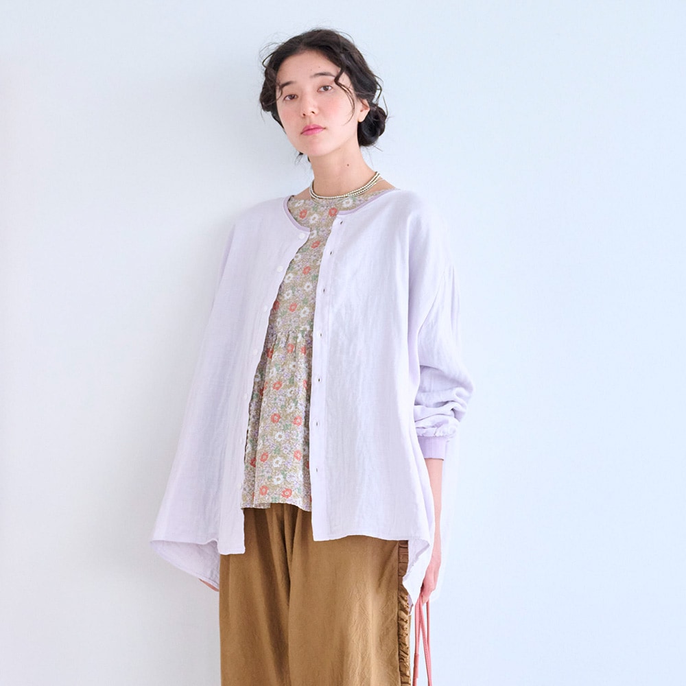 ダブルガーゼ ワイドフレアブラウス(2WAY)　ブラウスを着た女性の正面