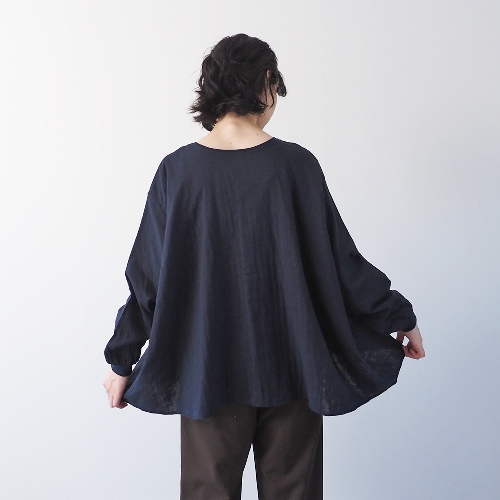 ダブルガーゼ ワイドフレアブラウス(2WAY)　ブラウスを着た女性の正面