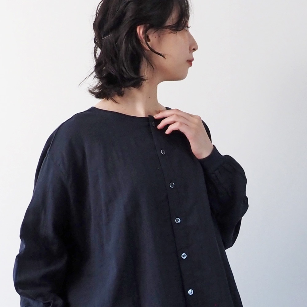 ダブルガーゼ ワイドフレアブラウス(2WAY)　ブラウスを着た女性の正面