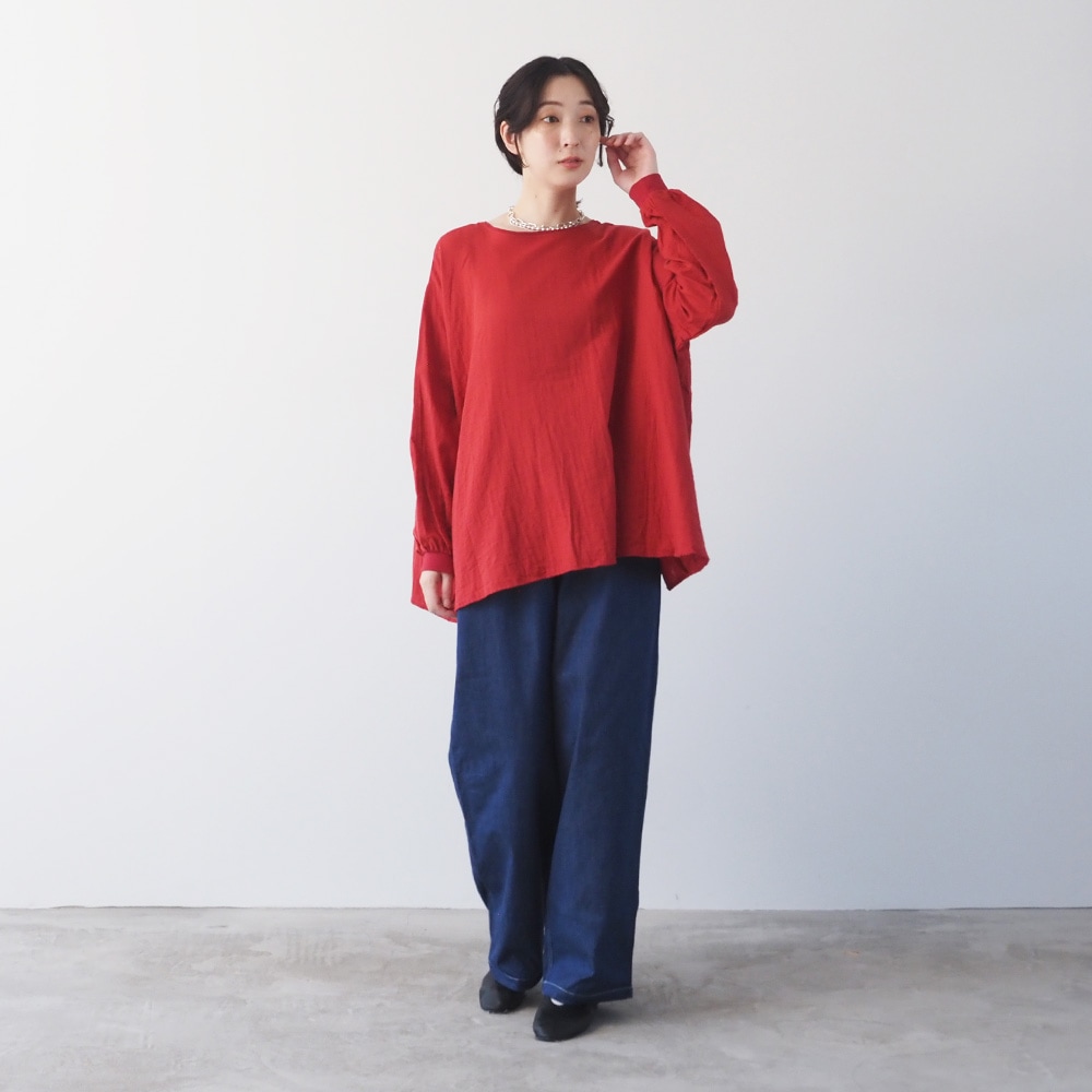 ダブルガーゼ ワイドフレアブラウス(2WAY)　ブラウスを着た女性の全身