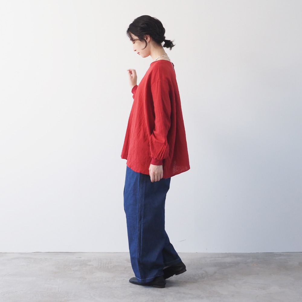 ダブルガーゼ ワイドフレアブラウス(2WAY)　ブラウスを着た女性の全身