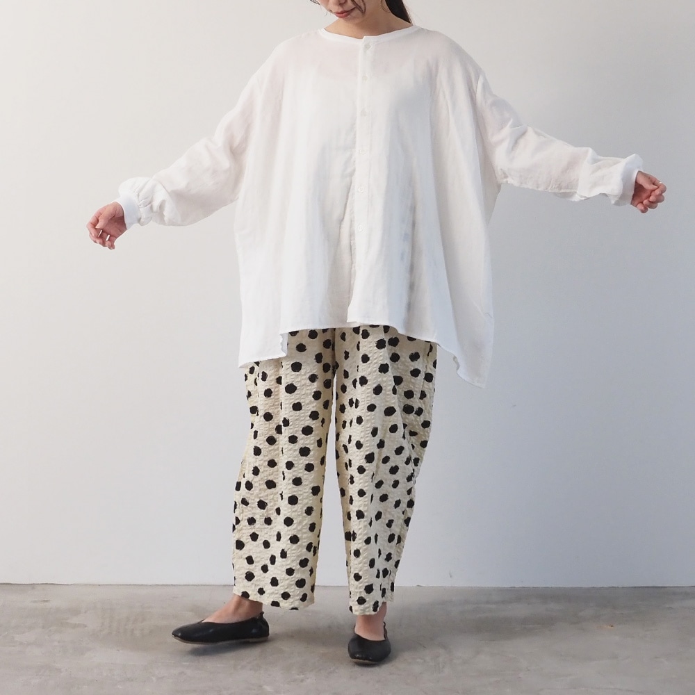 ダブルガーゼ ワイドフレアブラウス(2WAY)　ブラウスを着た女性の全身