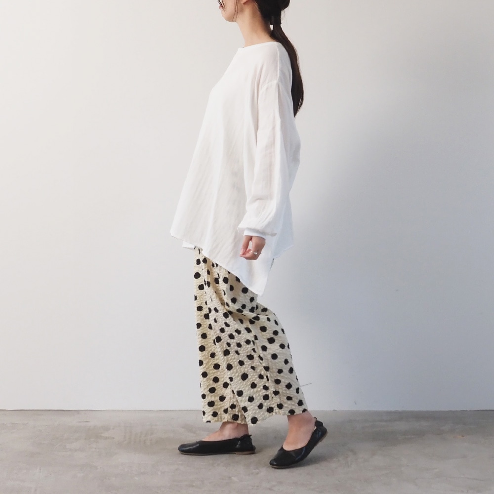 ダブルガーゼ ワイドフレアブラウス(2WAY)　ブラウスを着た女性の全身