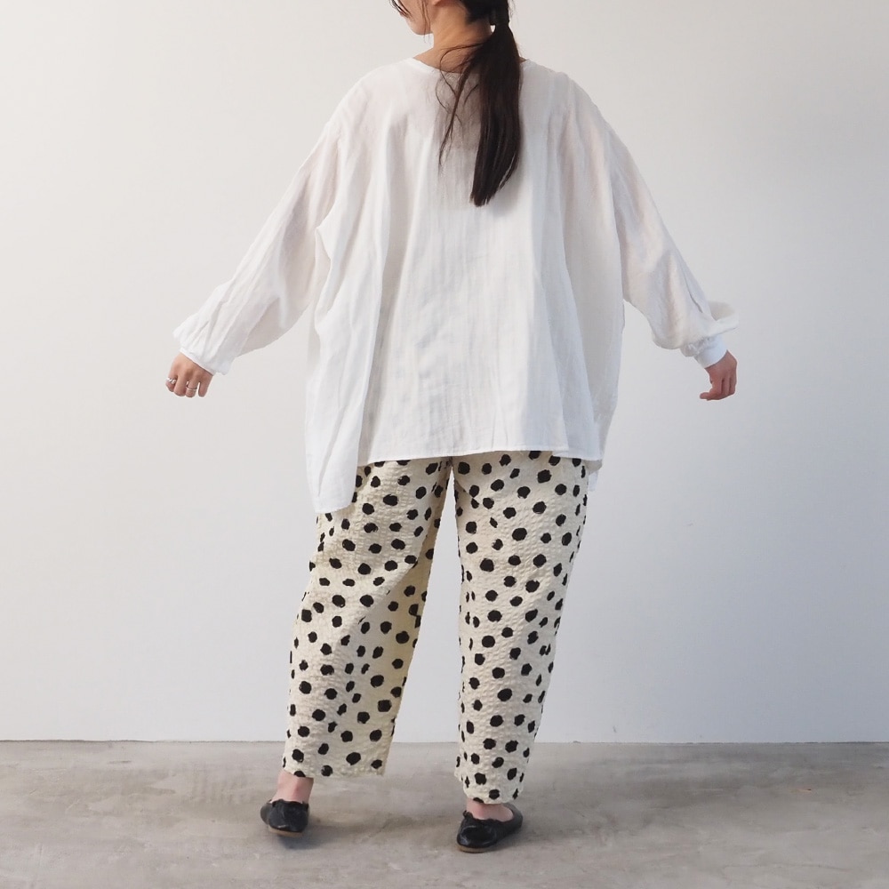 ダブルガーゼ ワイドフレアブラウス(2WAY)　ブラウスを着た女性の全身