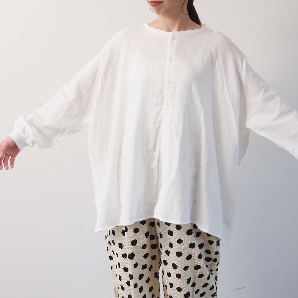 ダブルガーゼ ワイドフレアブラウス(2WAY)　ブラウスを着た女性の全身